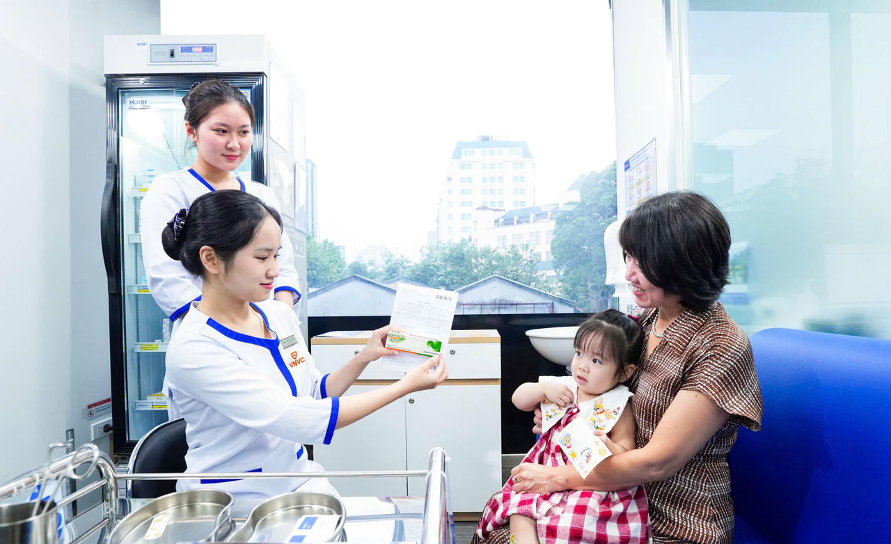 Bà Minh Nguyệt (56 tuổi, phường Phúc Lợi, Hà Nội) đưa cháu gái đến VNVC tiêm vắc xin tay chân miệng sáng 25/9. Ảnh: Anh Tuấn