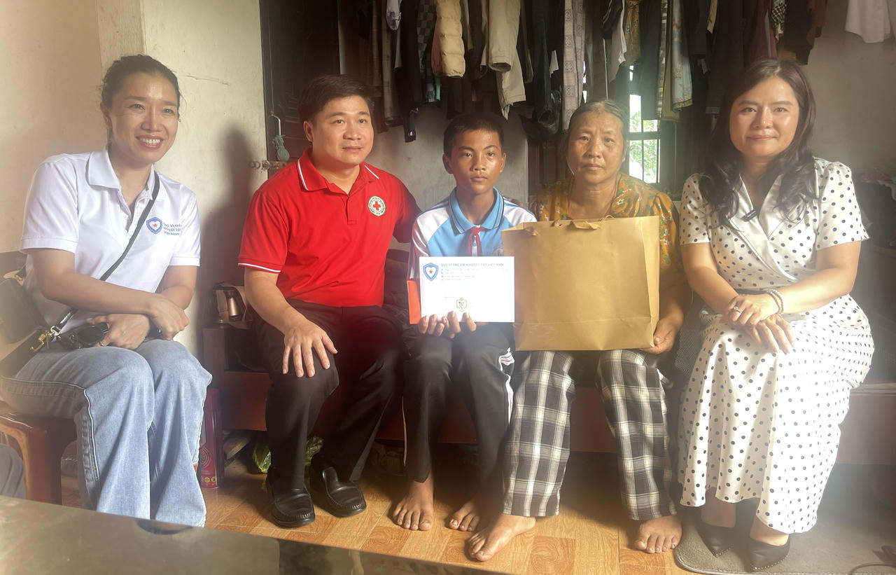 Ban Tổ chức và Đoàn công tác của Quỹ Vì trẻ em khuyết tật Việt Nam đã trực tiếp đến gia đình để thăm hỏi, động viên, trao quà cho em Vũ Văn Trung – Khuyết tật trí tuệ nặng. (Ảnh: Đức Dương)