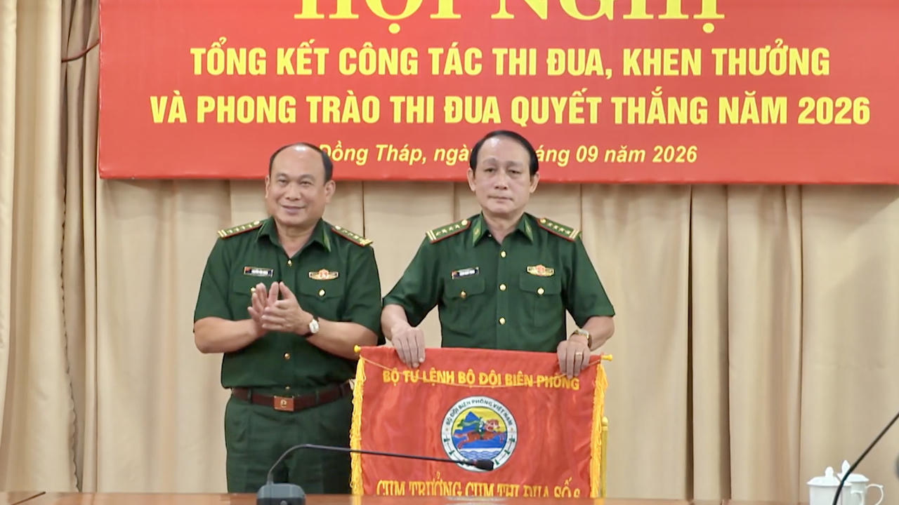 Bàn giao Cờ luân lưu Cụm trưởng Cụm thi đua số 6. Ảnh: Văn Giáp