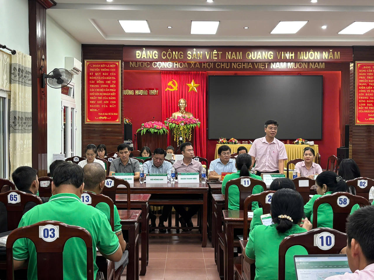 Phiên họp giao ban định kỳ hàng tháng tại điểm giao dịch xã, phường 