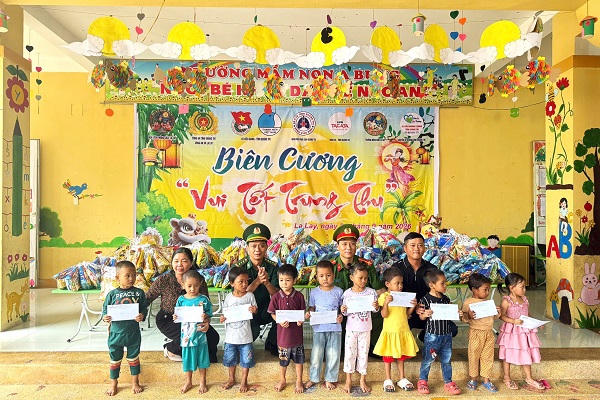 Đồn Biên phòng Cửa khẩu quốc tế La Lay mang Trung thu đến trẻ em vùng biên