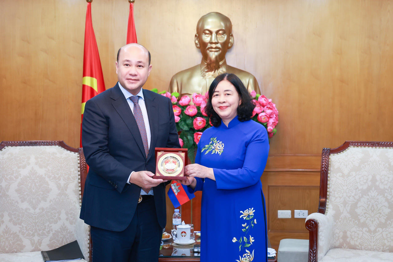Bà Bùi Thị Minh Hoài - Ủy viên Bộ Chính trị, Bí thư Trung ương Đảng, Bí thư Đảng ủy MTTQ, các đoàn thể Trung ương, Chủ tịch Ủy ban Trung ương MTTQ Việt Nam tặng quà lưu niệm cho ông Hun Many, Phó Thủ tướng Chính phủ, Bộ trưởng Bộ Dịch vụ công, Chủ tịch Hội Liên hiệp thanh niên Campuchia.   