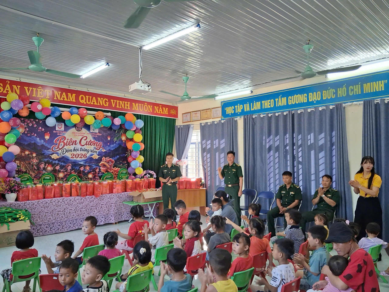 Đồn Biên phòng Sen Thượng: Ấm áp chương trình “Biên cương - Đêm hội trăng rằm” năm 2026