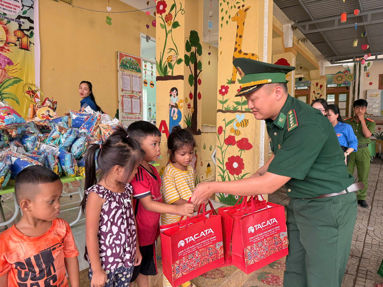 Cán bộ Biên phòng trao những phần quà Trung thu đến các em nhỏ vùng biên La Lay. (Ảnh: H.N)