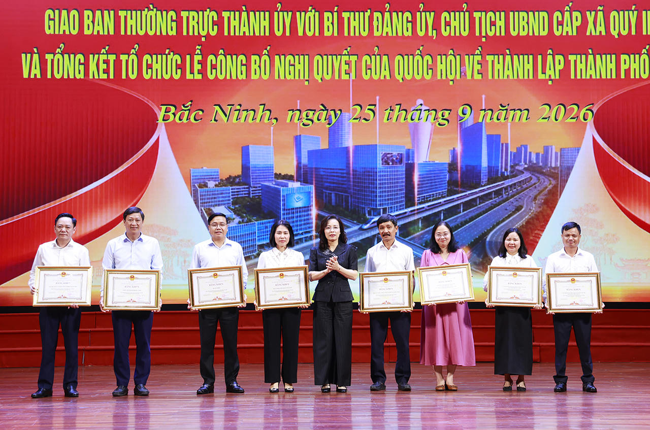 Phó Bí thư Thường trực Thành ủy Nguyễn Thị Hương tặng Bằng khen của Chủ tịch UBND thành phố cho các tập thể. (Ảnh Cổng TTĐT Bắc Ninh)