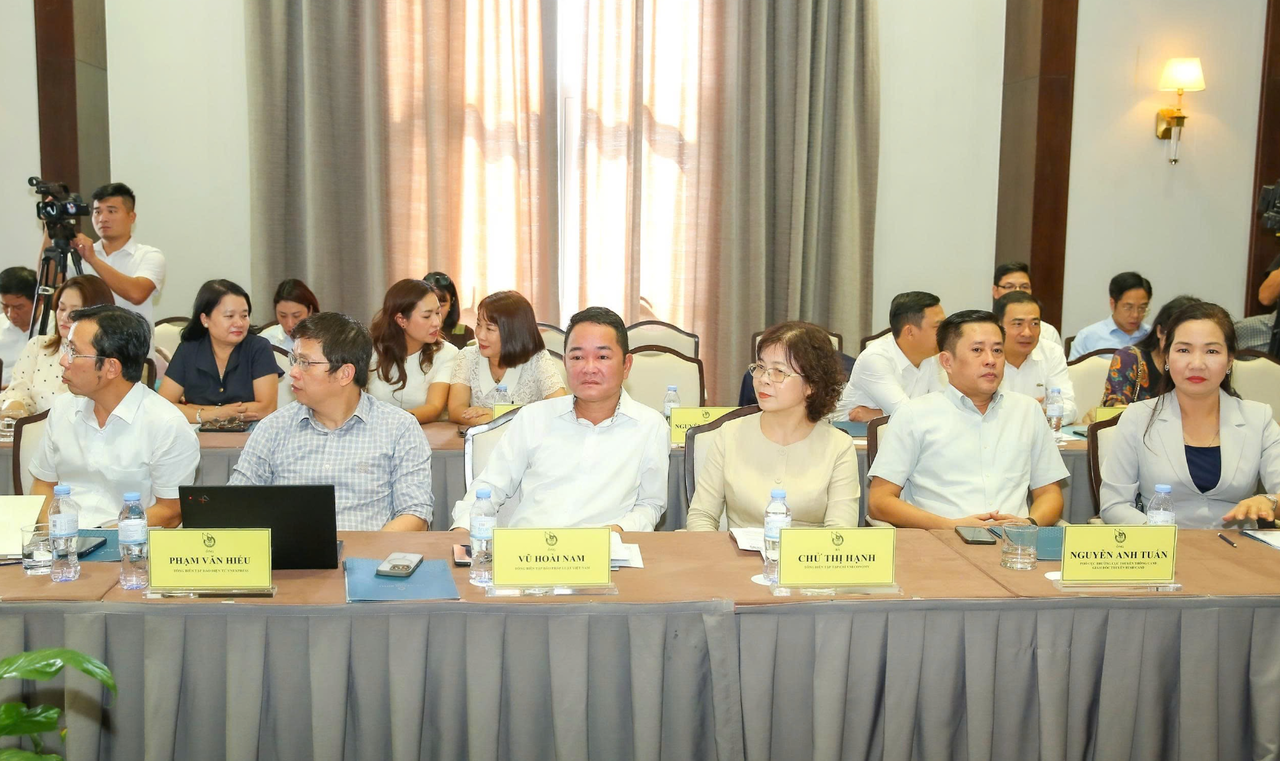 Tiến sĩ Vũ Hoài Nam – Tổng Biên tập Báo Pháp luật Việt Nam (thứ 3 từ trái sang) tại Diễn đàn. (Ảnh: Công Hoan)
