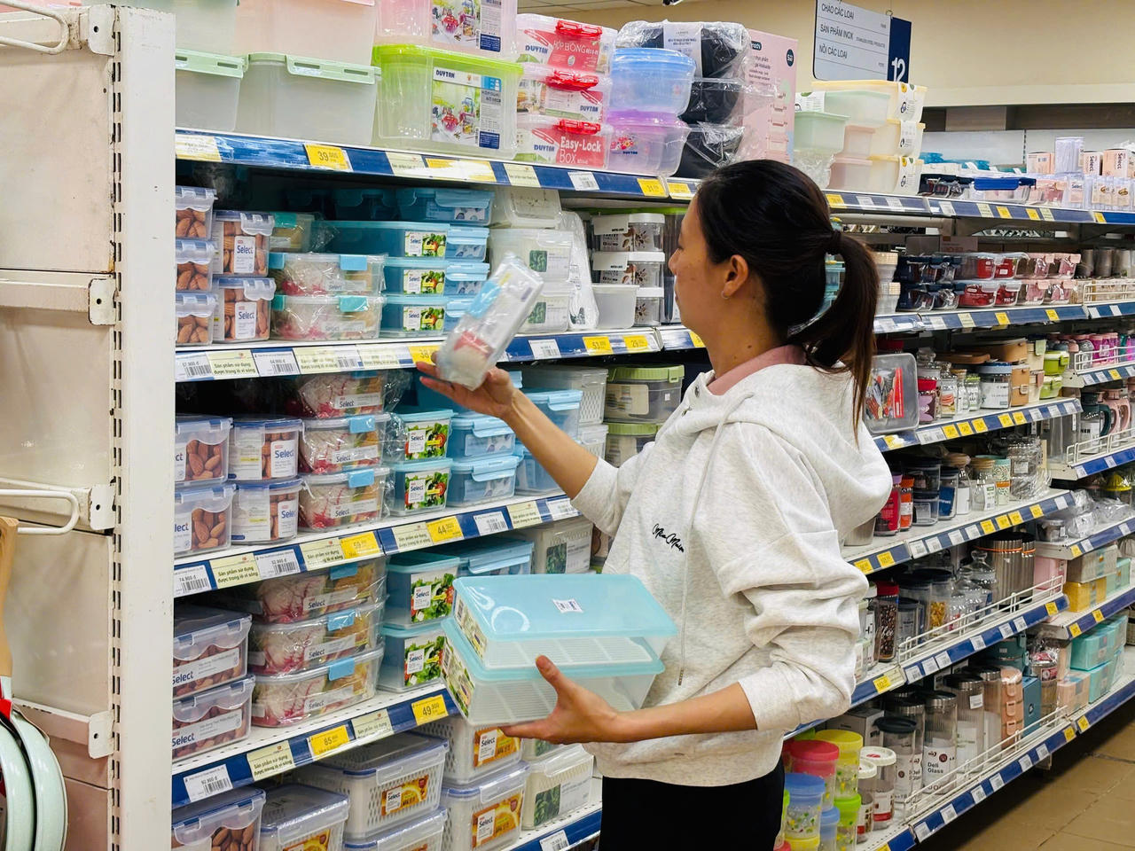 Đa dạng các sản phẩm đồ dùng Co.op Select với giá cả phải chăng. Ảnh: Saigon Co.op