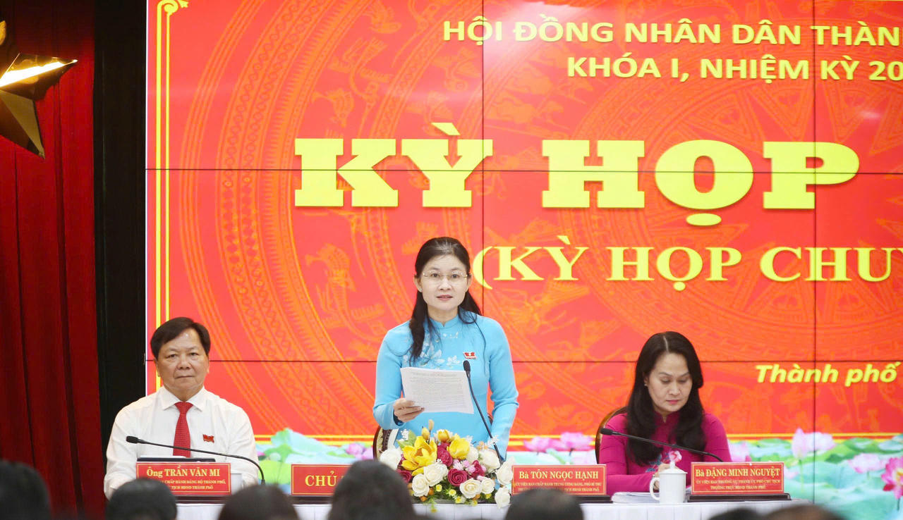 Chủ tịch HĐND TP Đồng Nai Tôn Ngọc Hạnh điều hành kỳ họp. Ảnh: DK