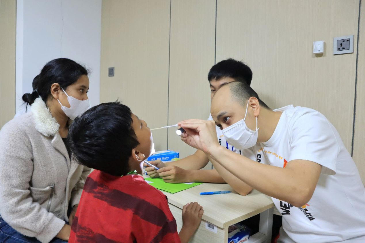 Trẻ bị dị tật bẩm sinh được khám sàng lọc miễn phí trước khi phẫu thuật. Ảnh Kim Bảo