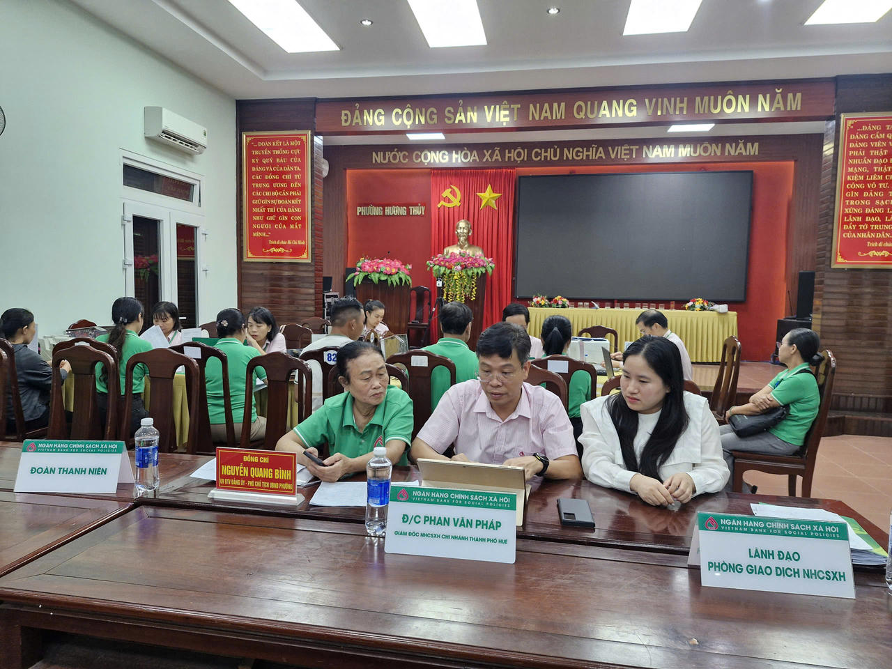 Lãnh đạo NHCSXH làm việc với các tổ chức chính trị nhận ủy thác tạo điểm giao dịch 