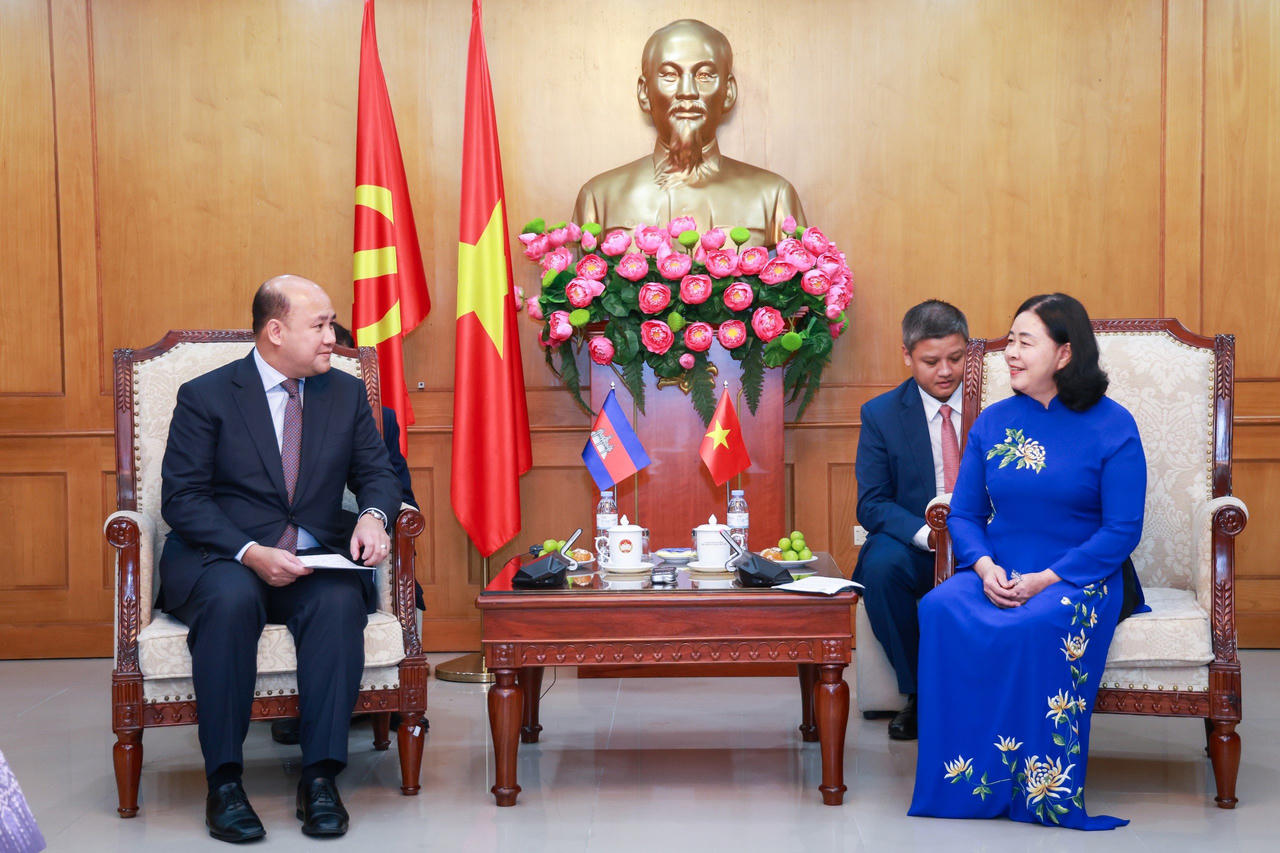 Bà Bùi Thị Minh Hoài - Ủy viên Bộ Chính trị, Bí thư Trung ương Đảng, Bí thư Đảng ủy MTTQ, các đoàn thể Trung ương, Chủ tịch Ủy ban Trung ương MTTQ Việt Nam trao đổi với ông Hun Many, Phó Thủ tướng Chính phủ, Bộ trưởng Bộ Dịch vụ công, Chủ tịch Hội Liên hiệp thanh niên Campuchia.