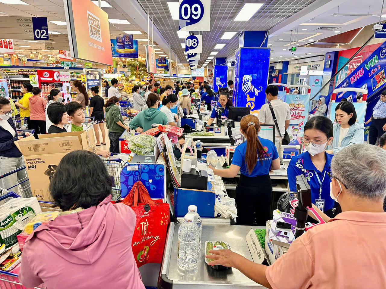 Không khí mua sắm nhộn nhịp tại Co.opmart. Ảnh: Saigon Co.op
