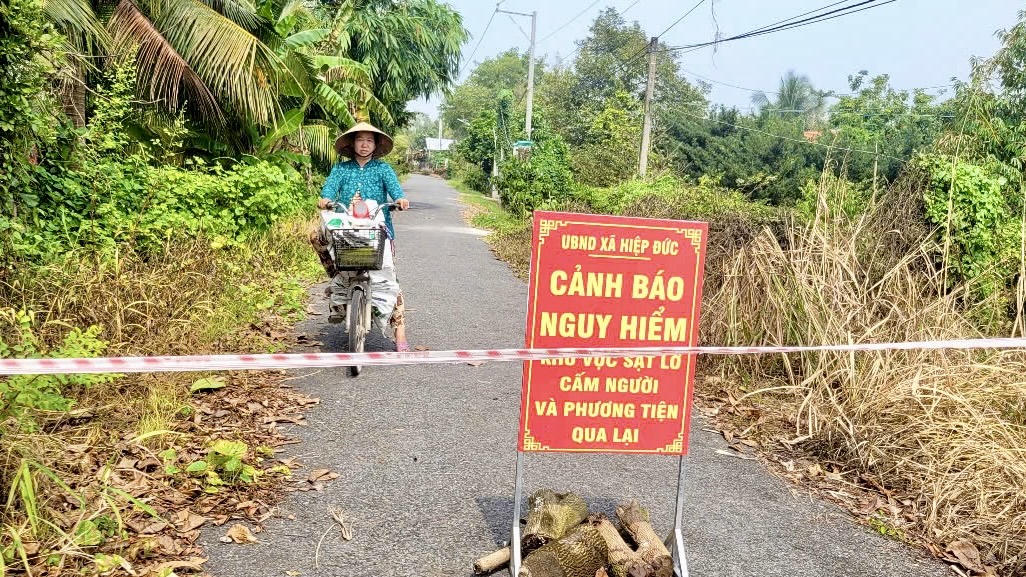 Đối với những khu vực có nguy cơ sạt lở cao, các địa phương được yêu cầu thường xuyên kiểm tra, cắm biển cảnh báo, hạn chế người và phương tiện tiếp cận khu vực nguy hiểm. Ảnh: Thiện Lê