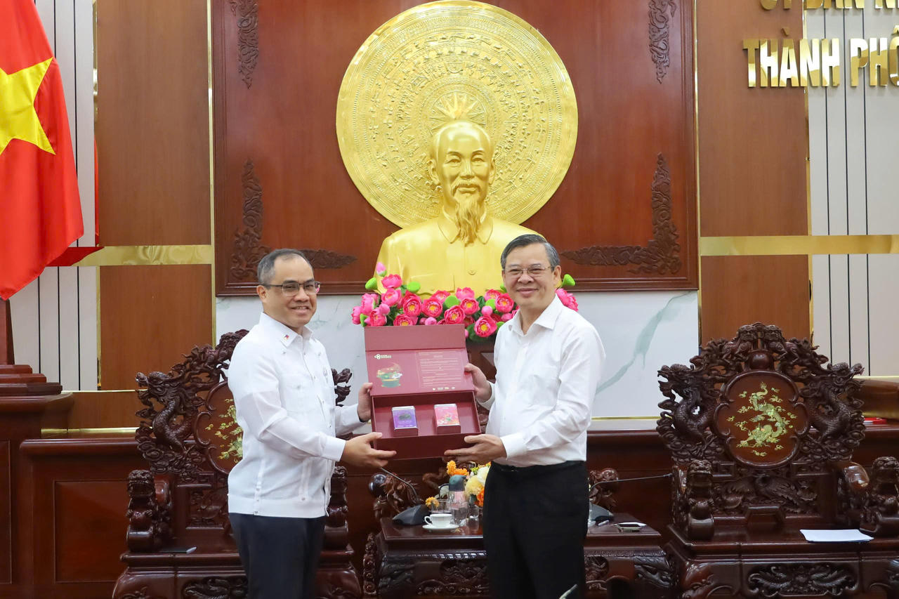 Ông Trương Cảnh Tuyên - Phó Bí thư Thành ủy, Chủ tịch UBND thành phố Cần Thơ (bên phải) trao quà lưu niệm tặng ông Francisco Noel R. Fernandez III, Đại sứ Đặc mệnh Toàn quyền Cộng hòa Philippines tại Việt Nam. (Ảnh: Hà Vy)