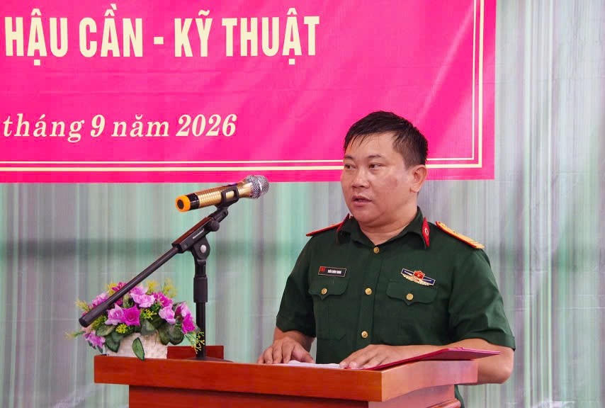 Thiếu tá QNCN Trần Chính Trung phát biểu cảm ơn. (Ảnh: H.C)