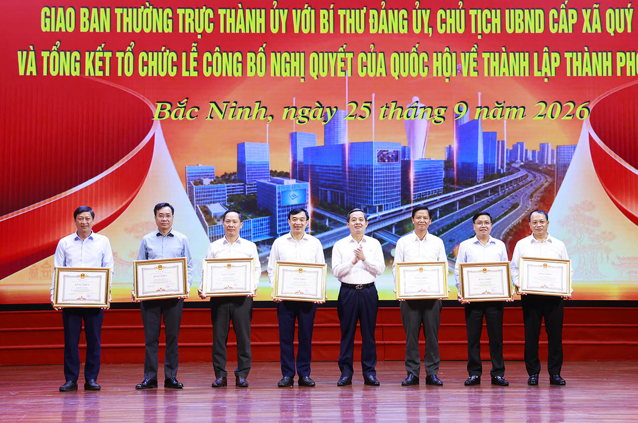 Chủ tịch UBND thành phố Phạm Hoàng Sơn tặng Bằng khen cho các cá nhân. (Ảnh Cổng TTĐT Bắc Ninh)