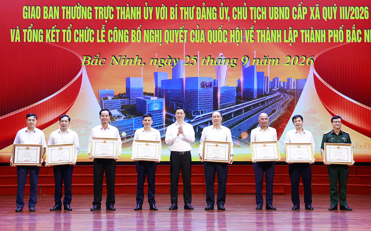 Phó Bí thư Thành ủy Trần Huy Phương tặng Bằng khen của Chủ tịch UBND thành phố cho các cá nhân. (Ảnh: Cổng TTĐT Bắc Ninh)