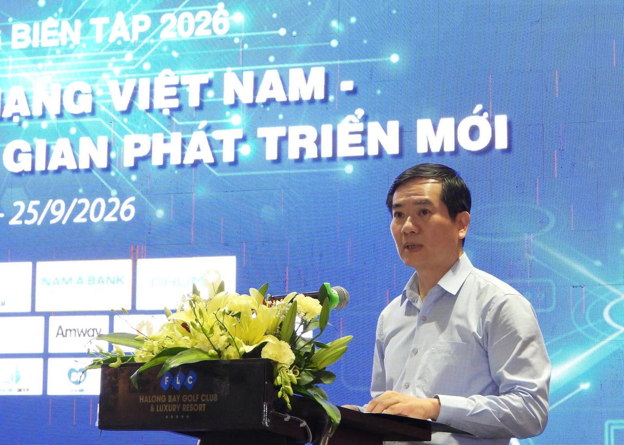 Ông Vũ Quyết Tiến - Phó Bí thư Thành ủy, Chủ tịch Ủy ban Mặt trận Tổ quốc thành phố Quảng Ninh phát biểu tại Diễn đàn. (Ảnh: Công Hoan)