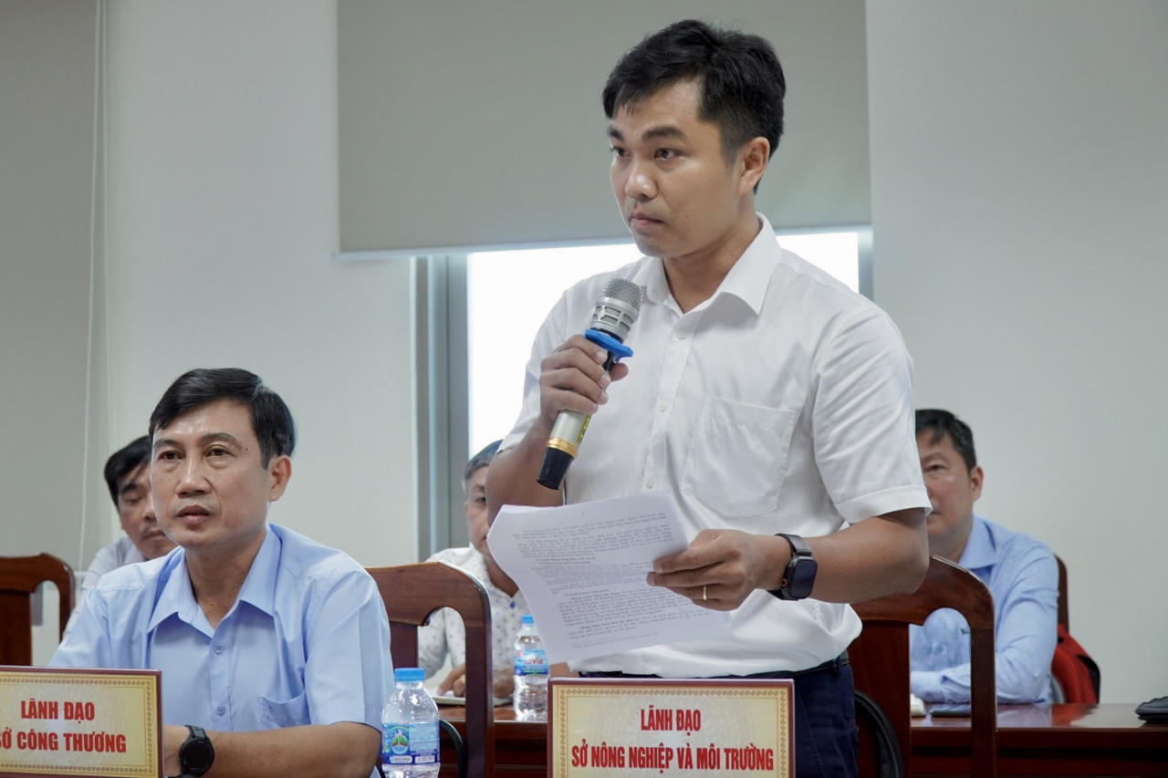 Lãnh đạo Chi cục Thuỷ lợi, Sở Nông nghiệp và Môi trường tỉnh Đồng Tháp, thông tin tại buổi họp giao ban báo chí tháng 9/2026. Ảnh: Kim Ngân