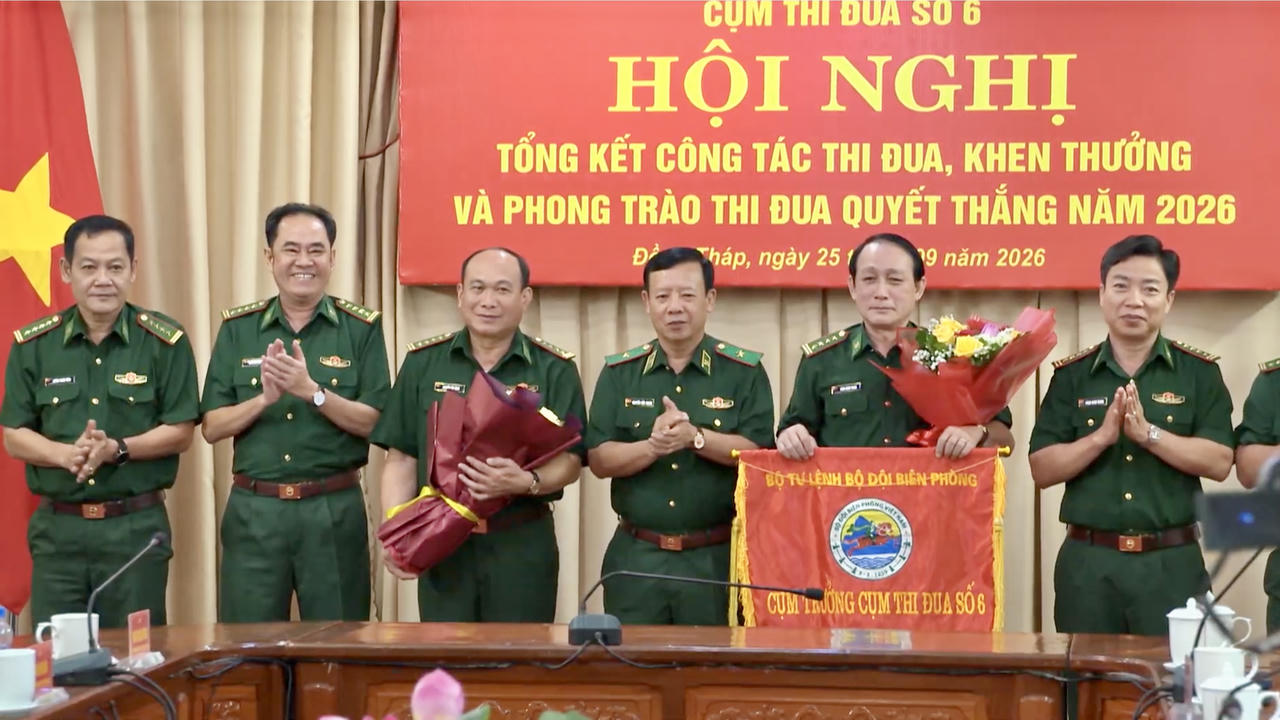 Bàn giao Cờ luân lưu Cụm trưởng Cụm thi đua số 6. Ảnh: Văn Giáp