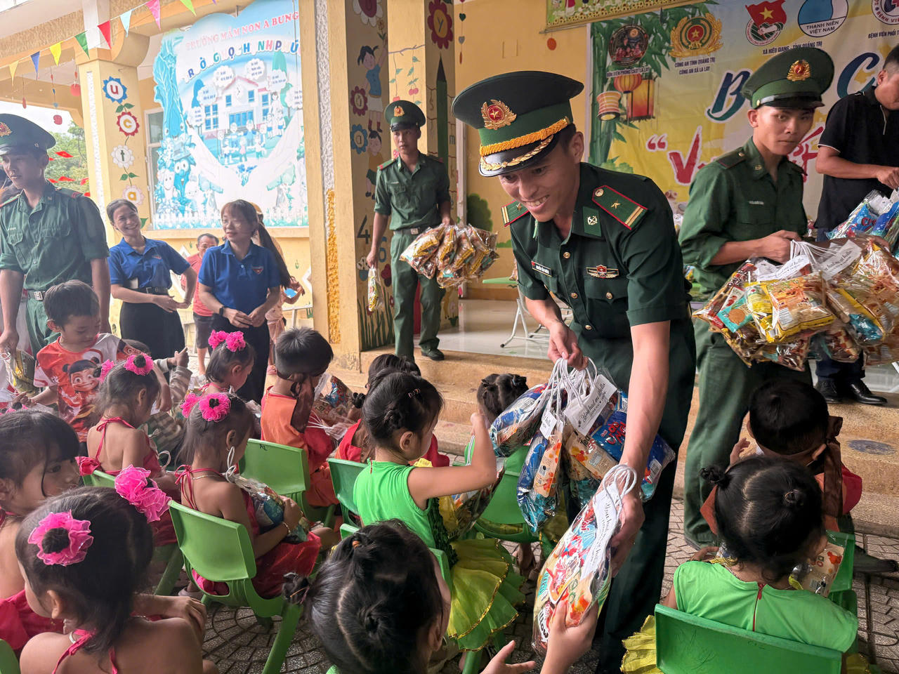 Người lính Biên phòng trao quà, mang niềm vui Trung thu đến với trẻ em nơi biên giới La Lay. (Ảnh: H.N)
