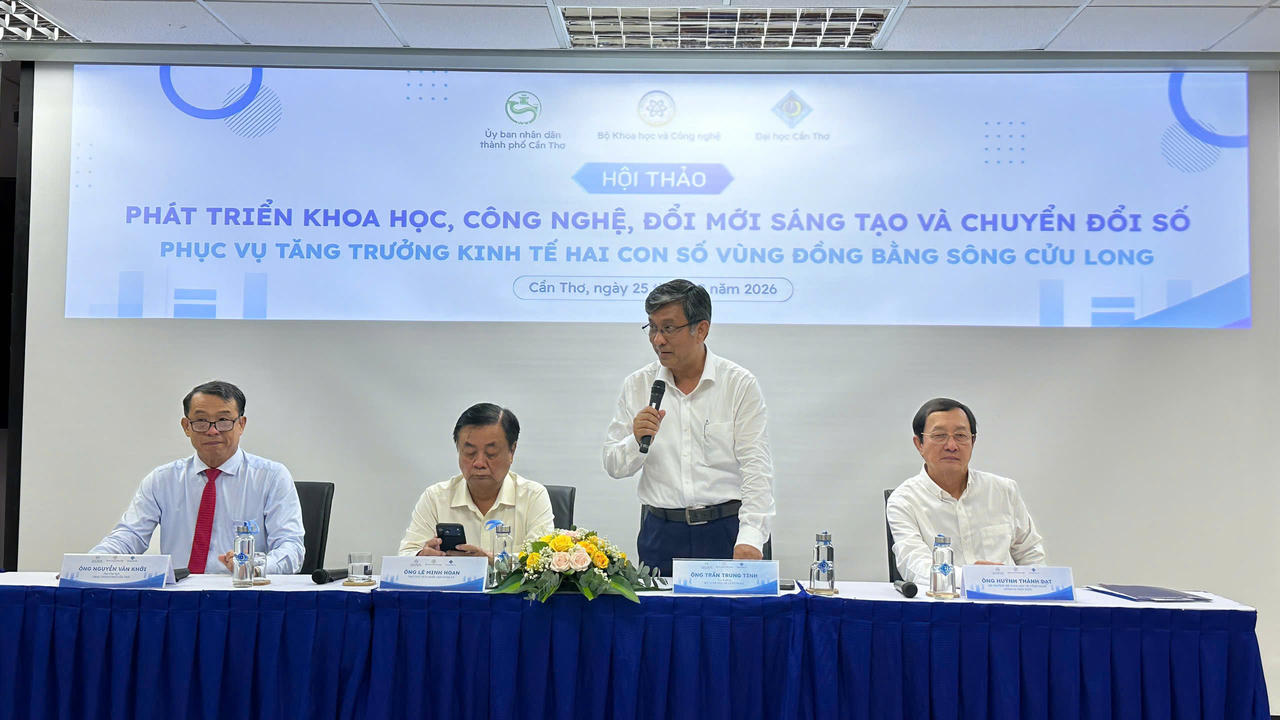Ban tổ chức trao đổi thông tin với các đại biểu tham dự. (Ảnh: Hà Vy)