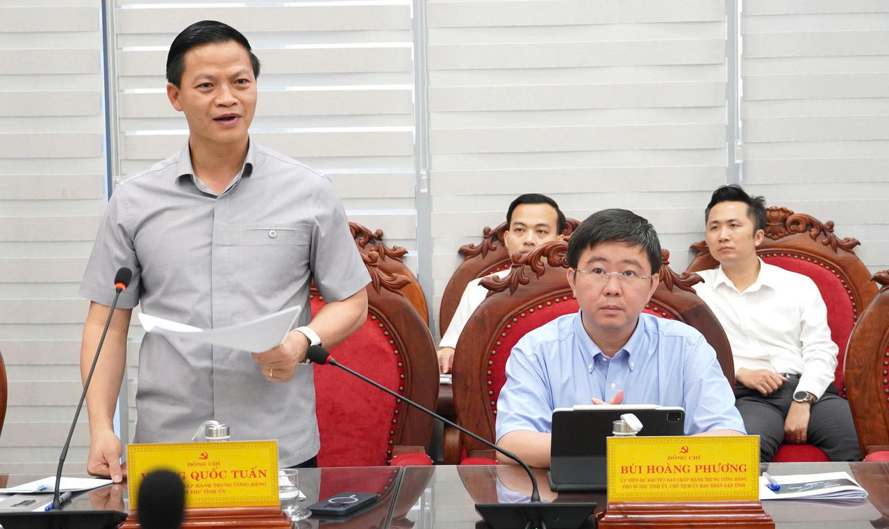 Bí thư Tỉnh ủy Vương Quốc Tuấn phát biểu kết luận buổi làm việc, đánh giá cao nỗ lực, quyết tâm của các nhà đầu tư trong triển khai các dự án du lịch trọng điểm trên địa bàn tỉnh. (Ảnh: Q.V)