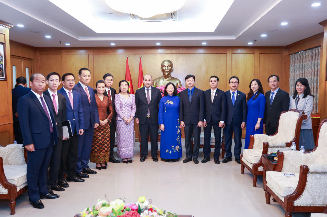 Bà Bùi Thị Minh Hoài - Ủy viên Bộ Chính trị, Bí thư Trung ương Đảng, Bí thư Đảng ủy MTTQ, các đoàn thể Trung ương, Chủ tịch Ủy ban Trung ương MTTQ Việt Nam chụp ảnh lưu niệm với ông Hun Many, Phó Thủ tướng Chính phủ, Bộ trưởng Bộ Dịch vụ công, Chủ tịch Hội Liên hiệp thanh niên Campuchia.