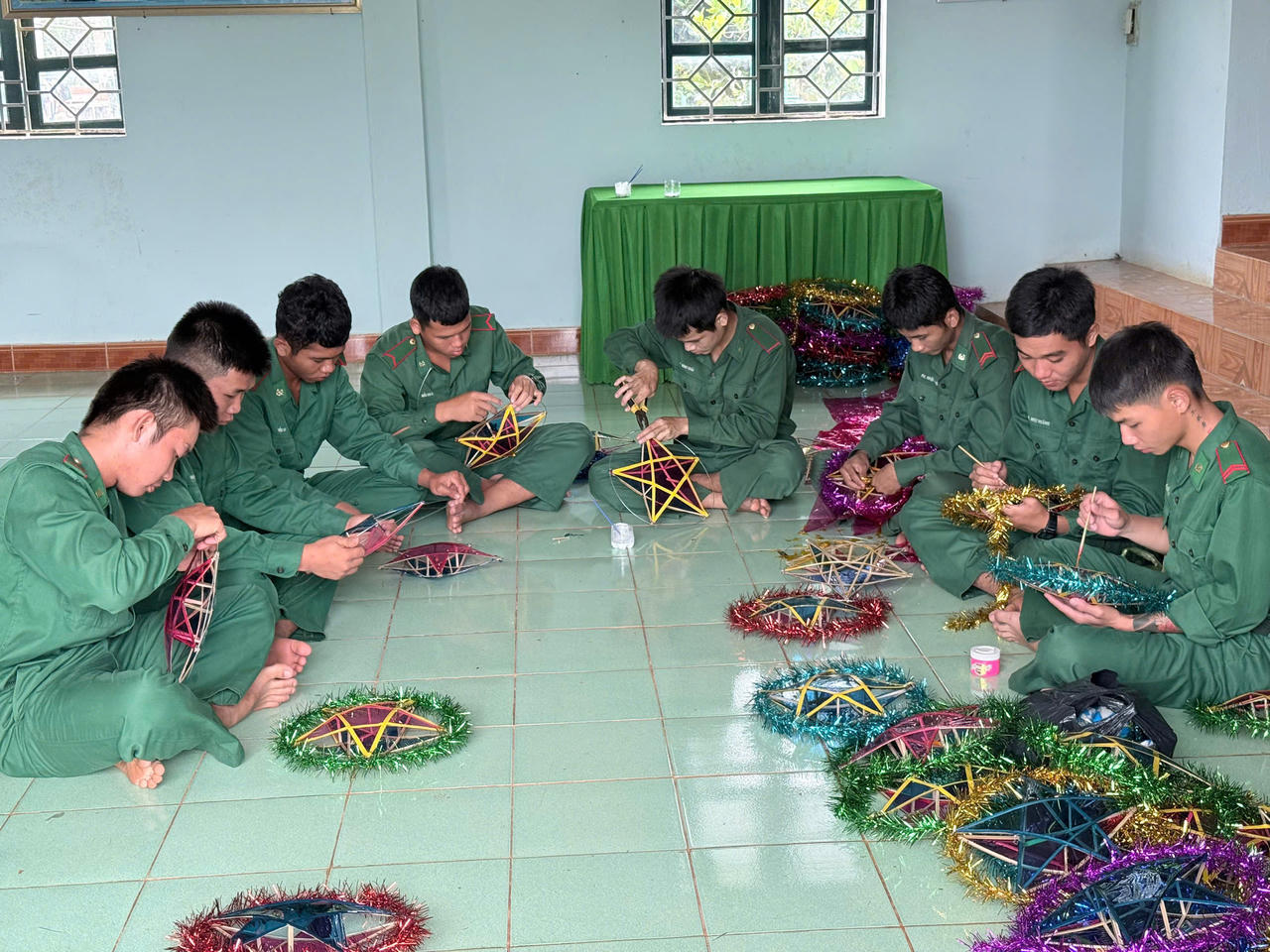 Cán bộ, chiến sĩ Đồn Biên phòng Đắc Ơ tự tay chuẩn bị lồng đèn trung thu tặng các cháu thiếu nhi. (Ảnh: Hồng Ánh - BĐBP TP Đồng Nai)