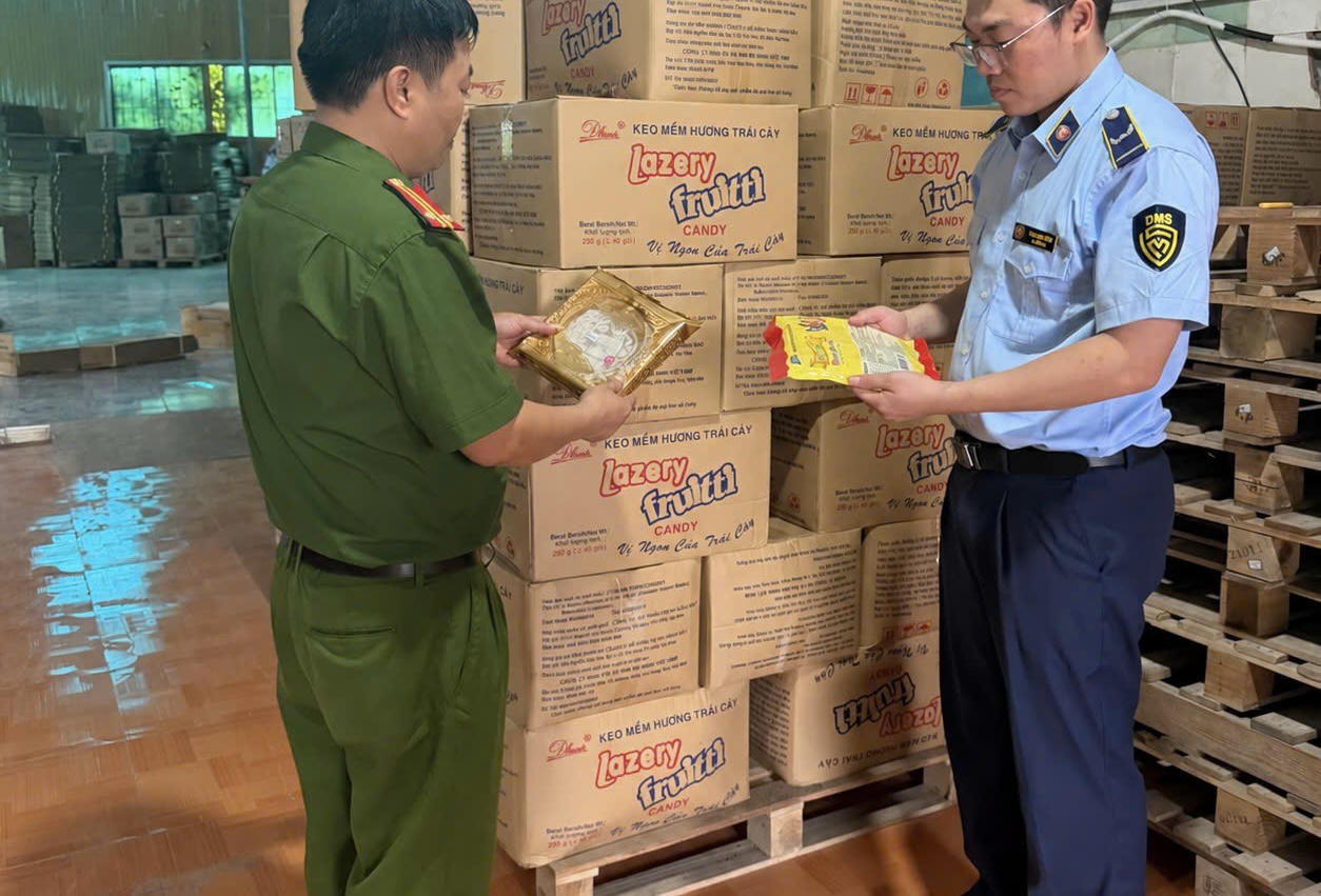 Phát hiện lượng lớn bánh, kẹo trung thu không rõ xuất xứ tại 1 cơ sở ở Hưng Yên