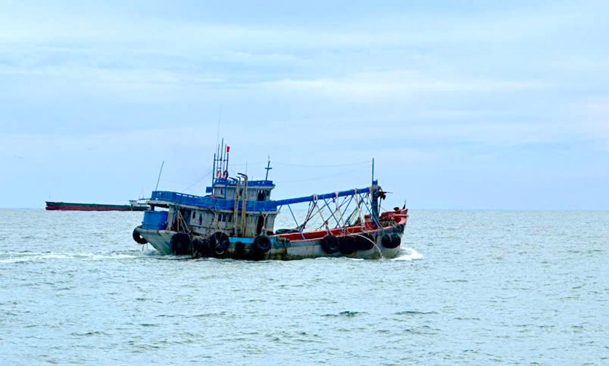 Tổ công tác Hải đội Biên phòng 1 phát hiện tàu cá LA-99095-TS có dấu hiệu nghi vấn (Ảnh: H.T).