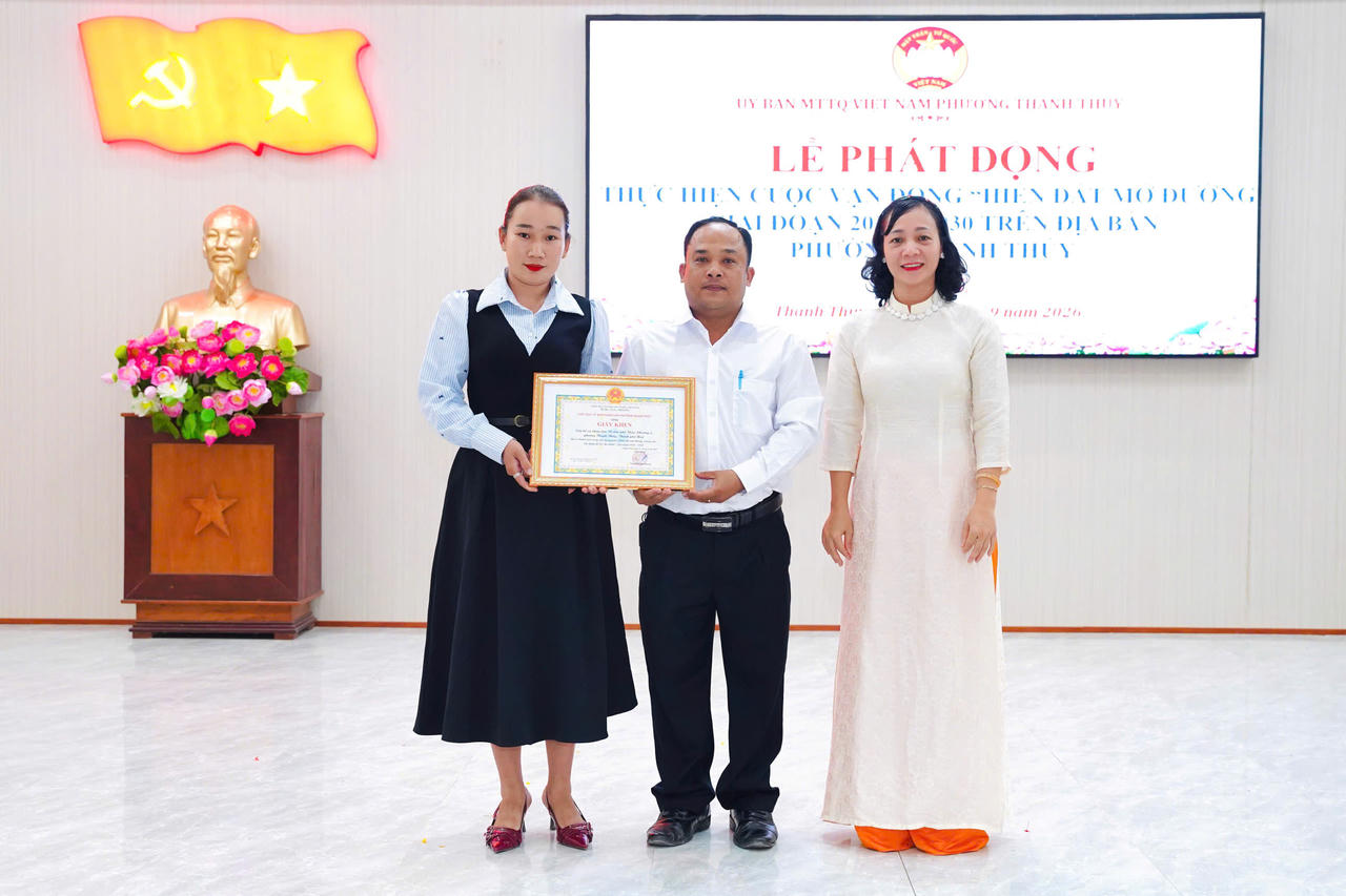 Bà Hồ Vũ Ngọc Lợi, Bí thư Đảng ủy, Chủ tịch HĐND phường Thanh Thủy (ngoài cùng bên phải): “Mỗi hộ góp một phần, nhiều hộ cùng chung sức sẽ tạo nên những tuyến đường rộng rãi, thuận lợi hơn cho chính người dân” (Ảnh Nguyễn Hiệp)