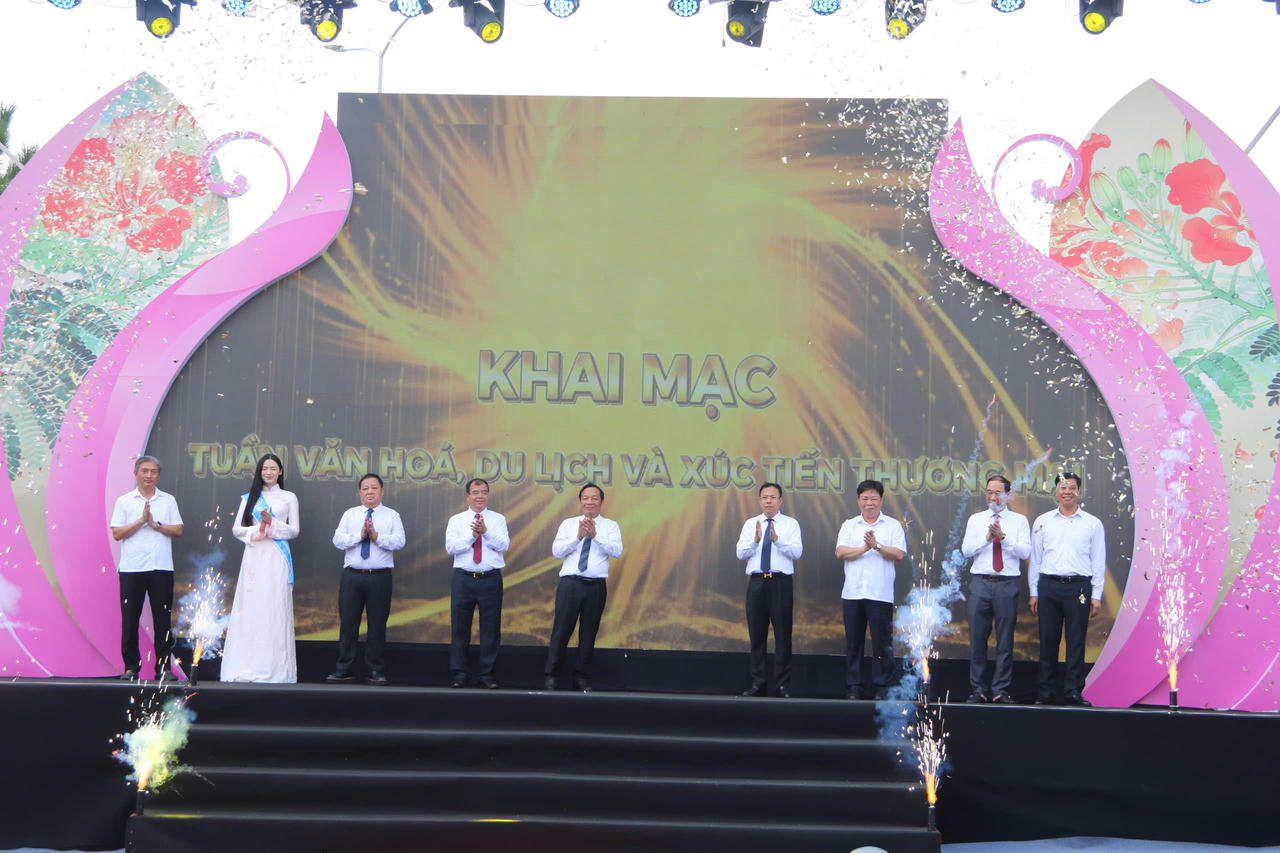Lãnh đạo thành phố Hải Phòng và các đại biểu thực hiện nghi thức khai mạc Tuần văn hóa, Du lịch và Xúc tiến Thương mại (ảnh Hoàng Giang)