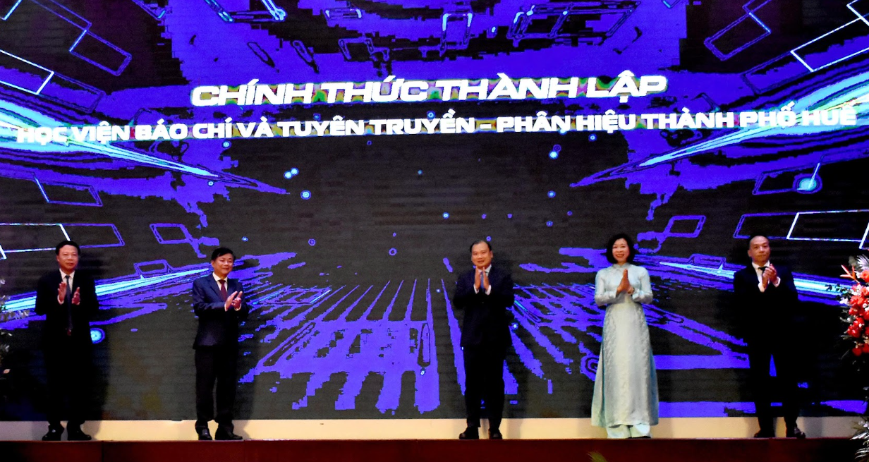 Các đại biểu thực hiện nghi thức ấn nút chính thức thành lập Phân hiệu Học viện Báo chí và Tuyên truyền tại thành phố Huế.