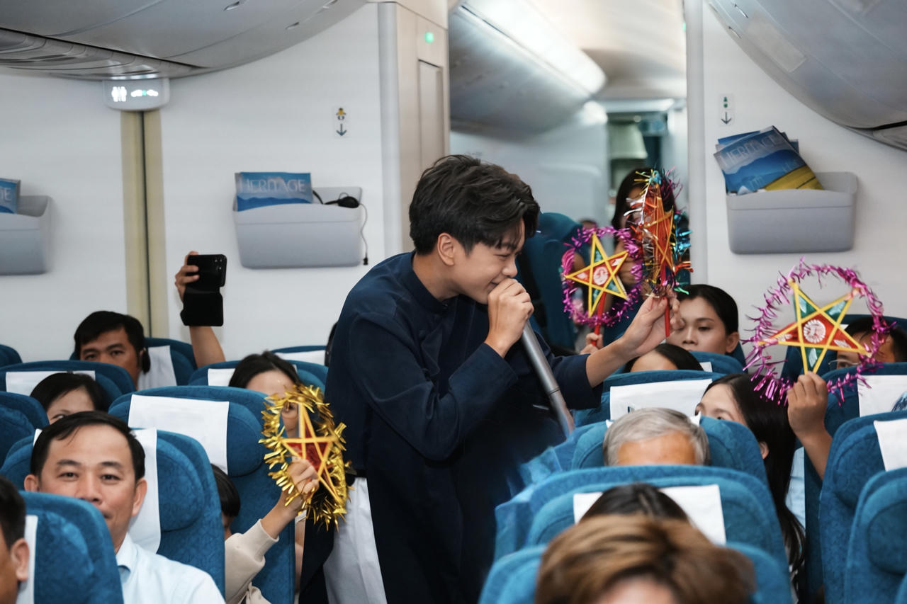Vietnam Airlines mang sắc màu Trung thu truyền thống lên “Chuyến bay Chạm Trăng”