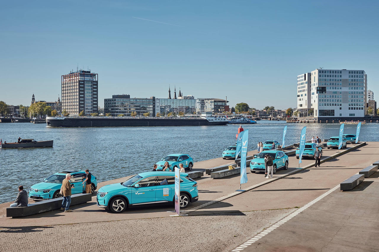 Các khách mời trải nghiệm dịch vụ taxi điện Green SM ngay tại sự kiện.