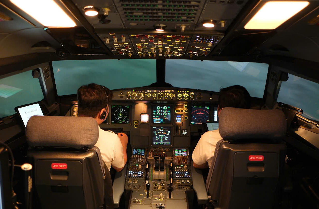 Hoạt động huấn luyện của Vietnam Airlines, hệ thống SIM đạt hàng chục nghìn giờ khai thác mỗi năm, phục vụ các chương trình định kỳ, chuyển loại và nâng cấp cho khoảng 2.500 lượt phi công.