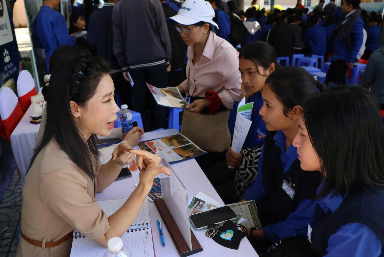 Phiên giao dịch việc làm là cầu nối giữa người lao động và nhà tuyển dụng. Ảnh N.Thúy.