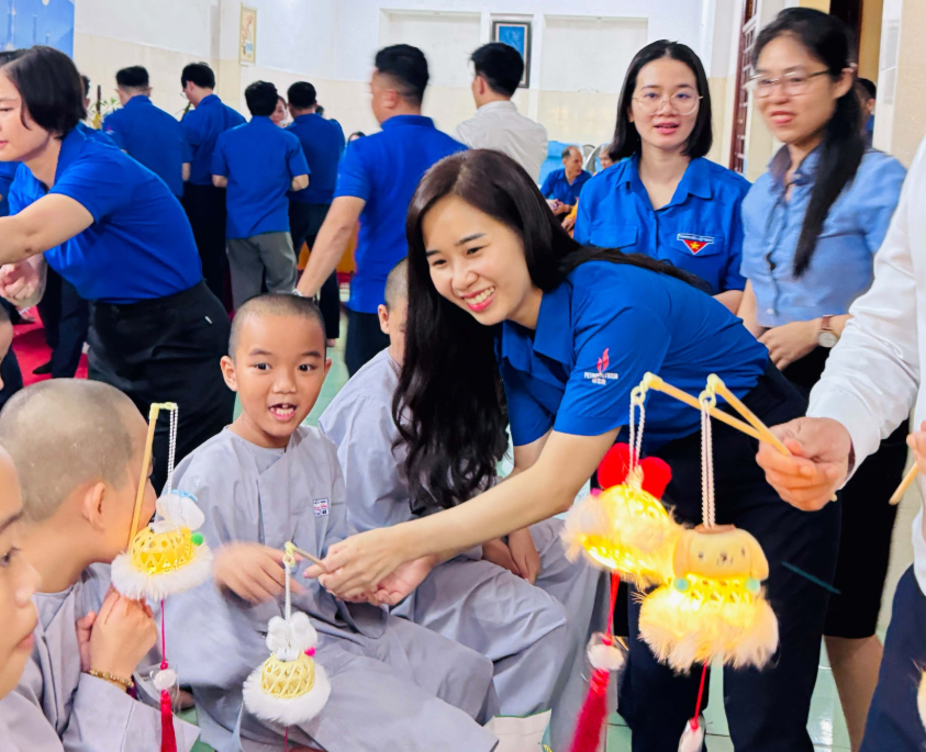 Bí thư Đoàn Thanh niên BSR Nguyễn Lan Hương cùng các em nhỏ vui chơi, cùng rước đèn Trung thu. (Ảnh: BSR)