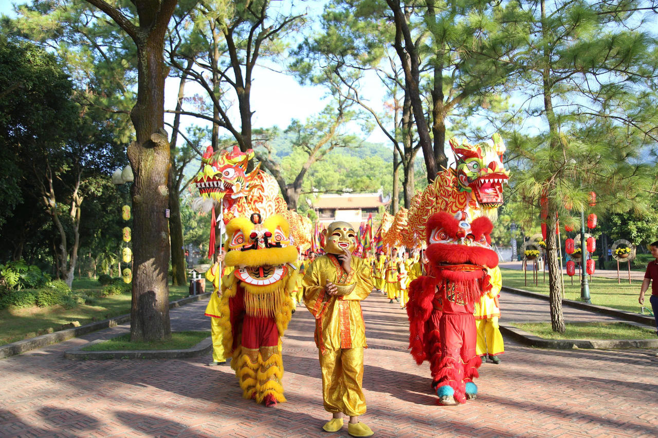 Nghi lễ rước văn từ chùa Côn Sơn lên Đền thờ Nguyễn Trãi (ảnh Hoàng Giang)
