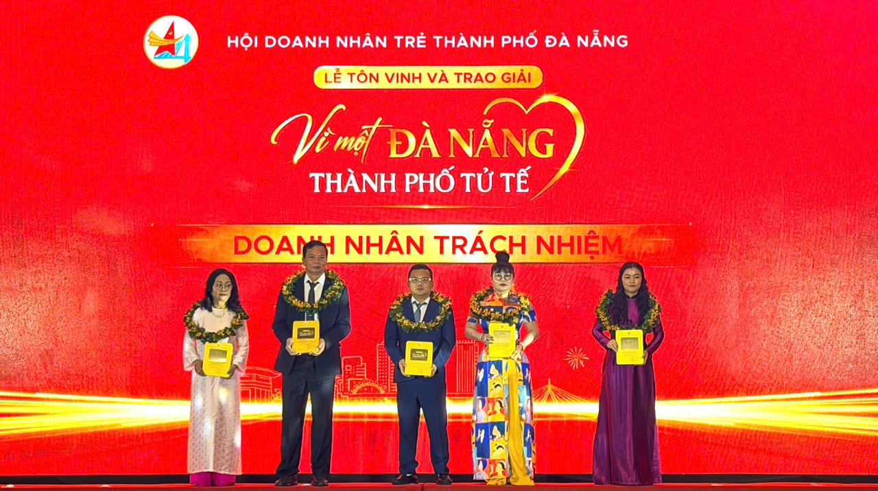 Các cá nhân đạt giải ở nhóm Doanh nhân trách nhiệm. (Ảnh: Tấn Việt)