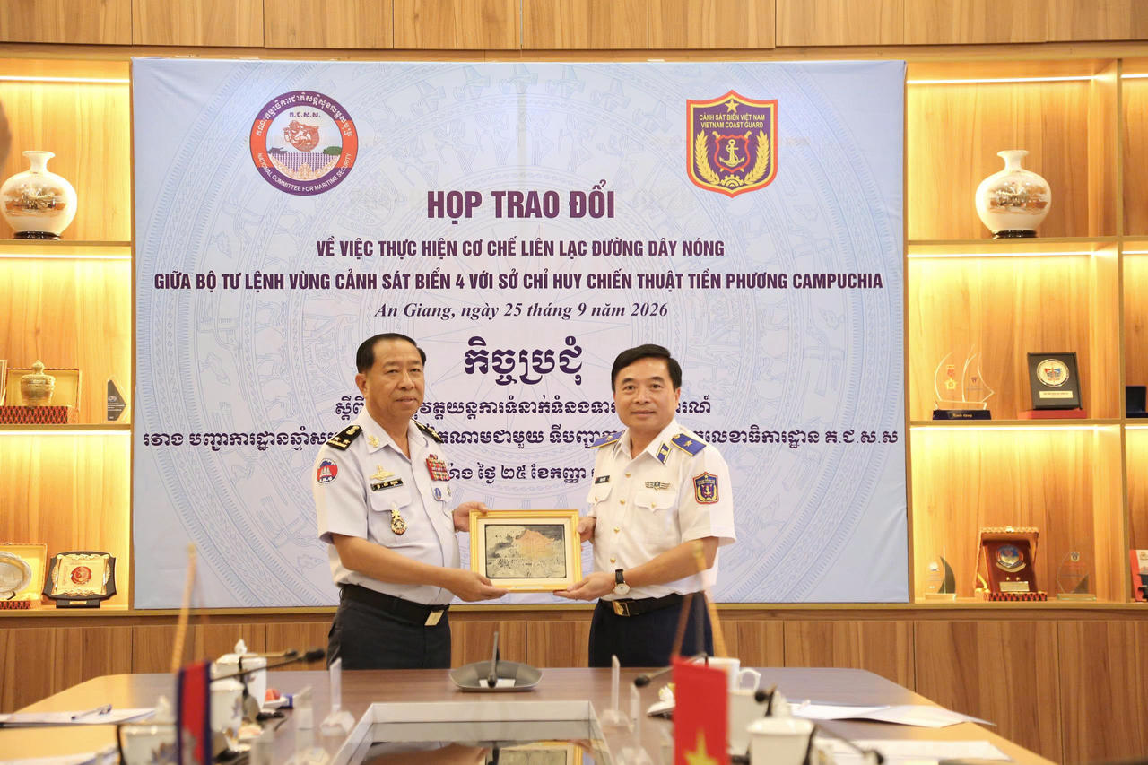 Thiếu tướng Đào Bá Việt, Tư lệnh Vùng Cảnh sát biển 4 tặng quà lưu niệm Phó Đô đốc Ly Hout. Ảnh: Quang Vinh