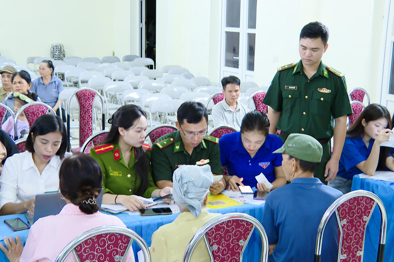 Đồn Biên phòng cửa khẩu Tén Tằn tăng cường hướng dẫn người dân sử dụng tiện ích số phục vụ đời sống