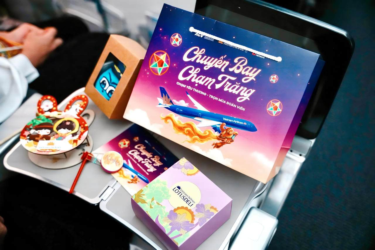 Vietnam Airlines mang sắc màu Trung thu truyền thống lên “Chuyến bay Chạm Trăng”