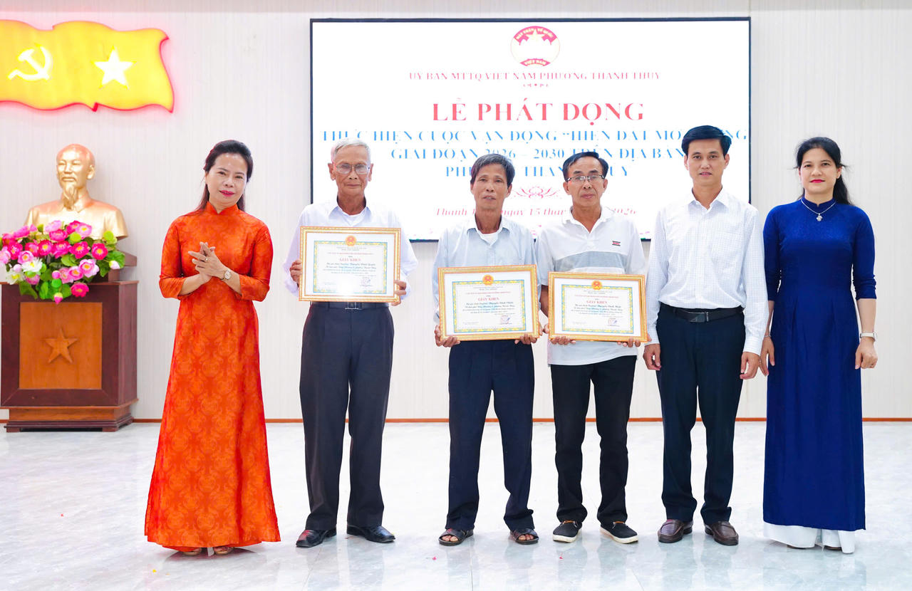 Những tấm Giấy khen là sự ghi nhận đối với những người dân đã góp đất, góp sức mở đường, chung tay dựng xây quê hương Thanh Thủy (Ảnh Nguyễn Hiệp)