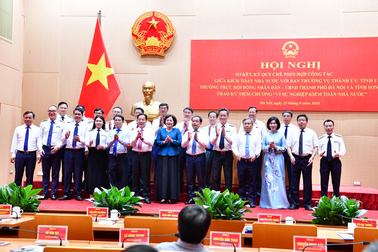 Các đại biểu chụp ảnh lưu niệm tại hội nghị.
