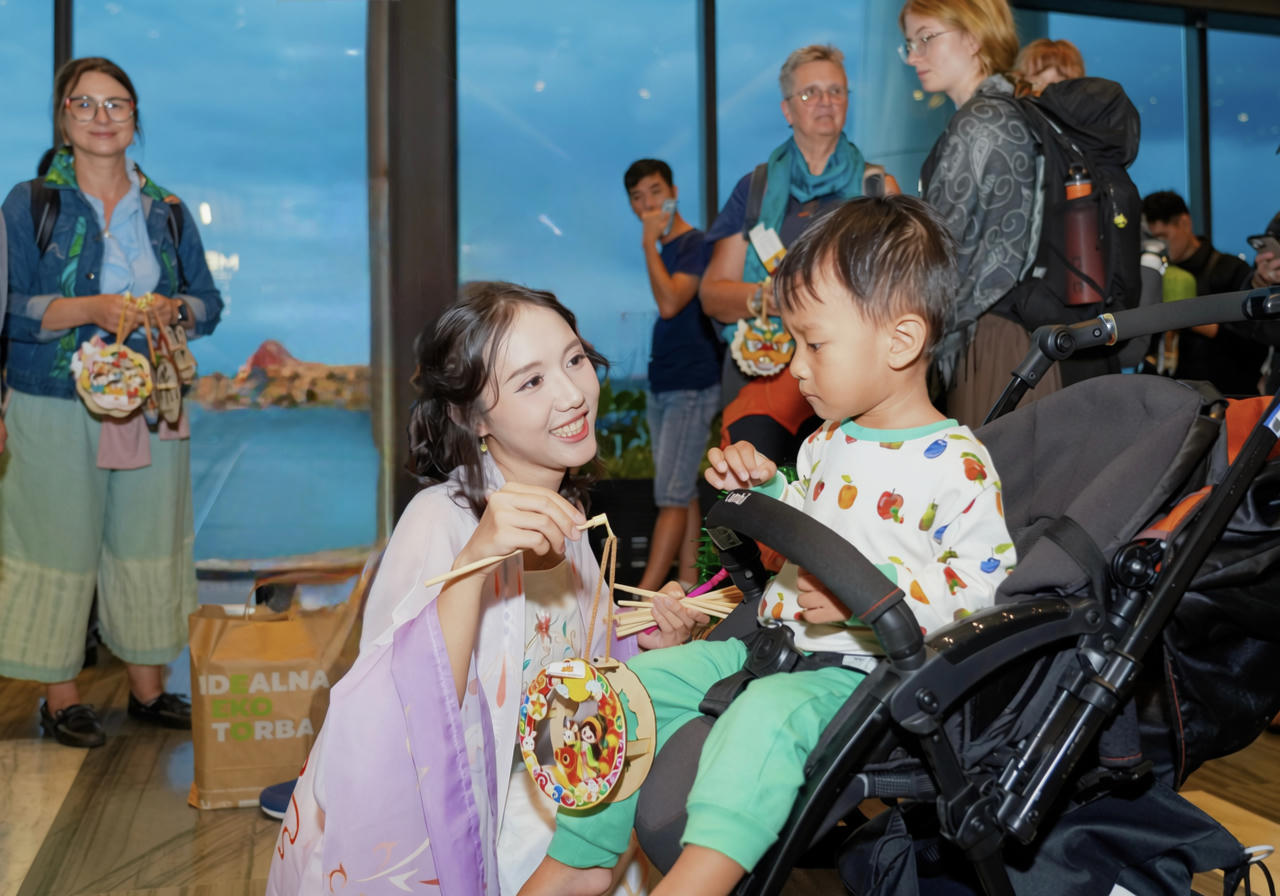 Vietnam Airlines mang sắc màu Trung thu truyền thống lên “Chuyến bay Chạm Trăng”