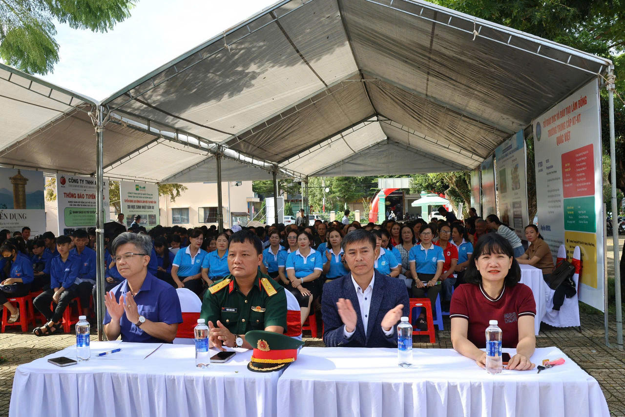 Trung tâm Lưu trữ và Dịch vụ việc làm tỉnh Lâm Đồng phối hợp UBND xã Đức Trọng tổ chức Phiên giao dịch việc làm. Ảnh N.Thúy.