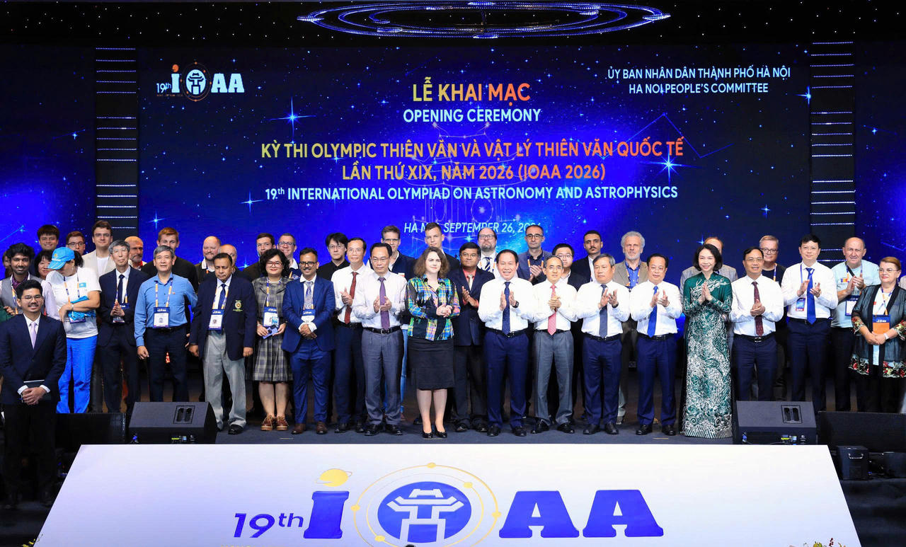 Các đại biểu chụp ảnh lưu niệm tại Lễ khai mạc.