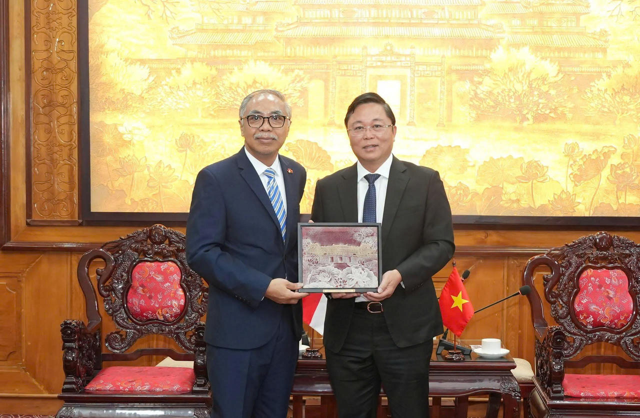 Chủ tịch UBND TP Huế Lê Trí Thanh tiếp Đại sứ Indonesia tại Việt Nam Adam Mulawarman Tugio, mở ra cơ hội kết nối doanh nghiệp hai bên trong các lĩnh vực thủy sản, dệt may và công nghiệp thực phẩm.